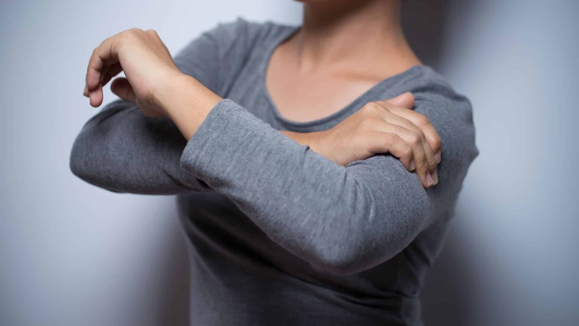 сильно болит плечо не могу поднять руку что делать